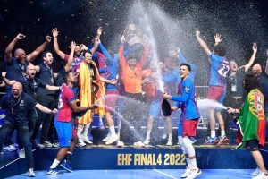 لاعب مصري ينسحب من احتفالات زملائه في نادي برشلونة لهذا السبب