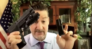 فيديو.. نائب أمريكي يستعرض أسلحته في جلسة للكونغرس