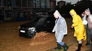 وزير الداخلية التركي يزور أكيورت المتضررة من الأمطار الغزيرة ويتخذ إجراءات عاجلة