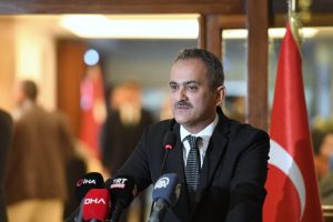 وزير التربية التركي يعلن انتهاء مشكلة التعليم في مدن الزلزال