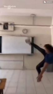 بالفيديو.. شبان اتراك يركلون القران الكريم باقدامهم