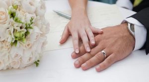 فتاة تخاطر بحياتها وتسبح بين التماسيح لأجل الزواج من حبيبها!!