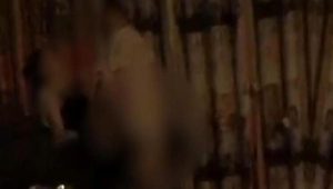 زوجان يمارسان العلاقة الحميمية تحت المطر وسط الشارع في إسطنبول (فيديو)