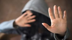 احتضنها وأمسك يدها.. سكرتيرة عربية تتهم سفيرا في الكويت بهتك عرضها