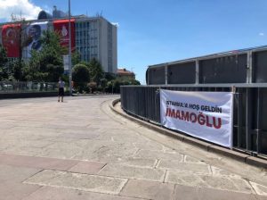 لافتة على باب بلدية إسطنبول تثير غضب إمام أوغلو .. ماذا كتب عليها؟ (صورة)