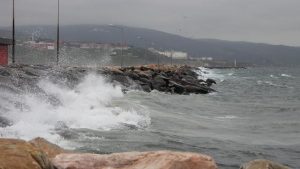 تحذير من عاصفة في منطقة شمال بحر إيجة