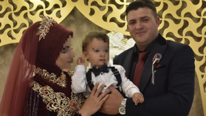 زوجان تركيان يقيمان حفل زفافهما بصحبة طفلهما في قونية والسبب!!