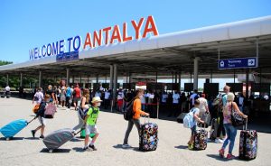 مطار أنطاليا يسجل رقمًا قياسيًا جديدًا في عدد المسافرين وعمليات الإقلاع والهبوط