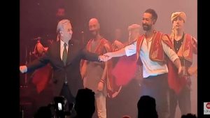  “منصور يافاش” يرقص على مسرح أحد الإحتفالات (فيديو)