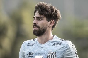 صور جريئة للاعب فنربخشة لوان بيريس وحبيبته تهز مواقع وسائل التواصل الاجتماعي في تركيا (صور)