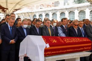 صورة لافتة للرئيس أردوغان وإمام أوغلو في جنازة والدة رئيس نادي باشاك شهير (شاهد)