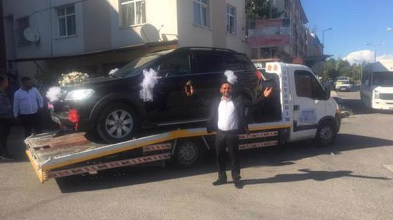 عريس تركي يزف عروسه إلى قاعة الزفاف بواسطة شاحنة سحب 15