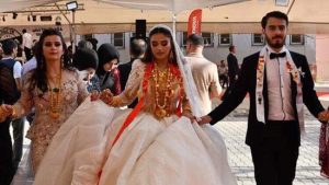 عروس تركية تفقد توازنها بسبب” الذهب” الذي ترتدية في حفل زفافها