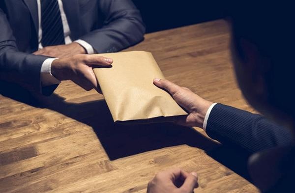   تورط موظفين في بلدية مندريس بعمليات رشوة وتزوير بإزمير   7