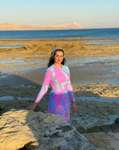 هبة مجدي تظهر بملابس مثيرة للجدل على البحر (صور) 8