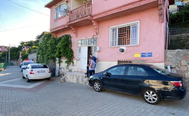 تركي يعثر على زوجته معلقة عارية وسط غرفة المعيشة بمنزلة في إزميت 13