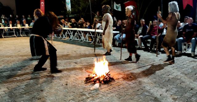 عادات غريبة.. سكان بورصة يرتدون جلود الأضاحي الذين يقطعوها ويلتفون حول النار (فيديو) 5