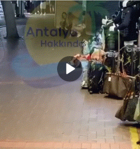 فيديو لسائحتان أجنبيتان تقضايان حاجتهما وسط الشارع في أنطاليا