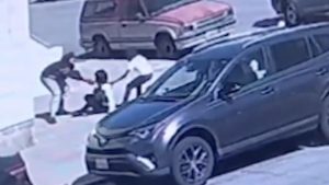 فيديو لمصري وهو يعتدي على طفل يثير ضجة في السعودية