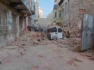 انهيار مبنى 4 طوابق في إسطنبول (فيديو)