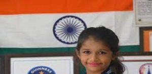 طفلة هندية تدخل موسوعة “غينيس” للأرقام القياسية بتزلجها تحت 20 سيارة في 13 ثانية
