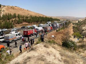 مصرع 15 شخص في حادث سير في غازي عنتاب (صور)