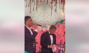  محمد عساف يدبك مع “مراد علمدار” في حفل زفاف (فيديو)
