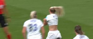  لاعبة كرة القدم تخلع ملابسها بعد تسجيلها هدف الفوز في كأس أوروبا (فيديو)