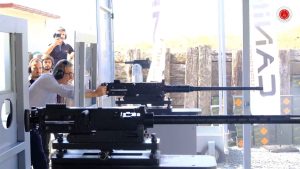 مسؤول تركي يخوض تجربة الرمي من رشاش محلي حديث التصنيع (فيديو)