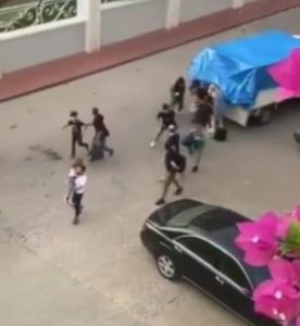 مشهد صادم.. سيارة صغيرة تقل اعداد كبيرة من المهاجرين الغير شرعيين في مرمريس