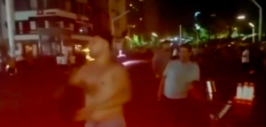 تركي يخلع ملابسه ويقتحم حشد من السوريين ويصرخ “ارحلو هذه تركيا” (فيديو)