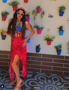 بإطلالة جريئة.. منى فاروق تطل على جمهورها من البحر 3