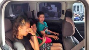 أم تركية تترك أطفالها الثلاثة داخل مطعم لبيع الكباب في أضنة (فيديو)
