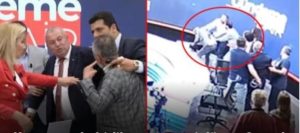 نائب تركي معارض يضرب صحفي تركي في أحد البرامج التلفزيونية (فيديو)