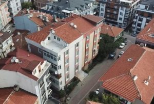 إخلاء سكان مبنيين مجاورين في أفجيلار (صور)