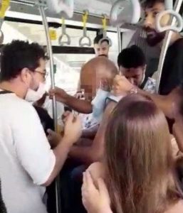 شاهد ردة فعل فتاة مع شاب قام بتصويرها في احدى حافلات إسطنبول