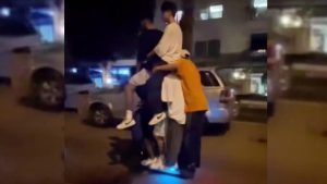 6 أشخاص يركبوا سكوتر في أحد شوارع أنطاليا (فيديو)