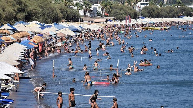 شاهد... شواطئ إسطنبول تعجّ بالهاربين من حرّ الصيف 1