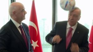 تسديدة رأسية مفاجئة من الرئيس أردوغان أثناء تقديم كرة مونديال قطر  (فيديو)