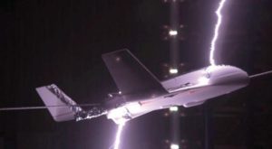 حادث غريب.. طائرة تصطدم بأسلاك كهربائية (فيديو)