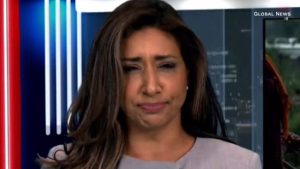 مذيعة دخلت ذبابة إلى فمها أثناء تقديمها نشرة أخبار.. شاهد ردت فعلها (فيديو)