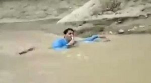 مراسل باكستاني يقدم رسالته الصحافية من داخل السيول (فيديو)