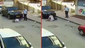مسن تركي يقتل صديقه و يشعل سيجارة ويدخن بجانبه وسط الشارع (فيديو)