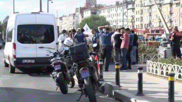 شرطي تركي يطلق النار على رأس زميله أثناء تسليمه السلاح (فيديو) 3