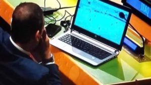 صورة غير لائقة لدبلوماسي عراقي في اجتماع الأمم المتحدة  تشعل مواقع التواصل الاجتماعي