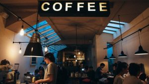 أردني يستخدم حيلة ماكرة لجذب الزبائن إلى مقهاه.. والنهاية غير متوقعة!!