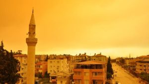تحذر من عاصفة رملية مصدرها سوريا في 9 مدن تركية