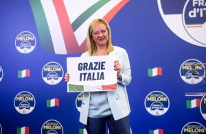 نائب يحرج رئيسة الوزراء الإيطالية بتقبيلها دون قصد (فيديو)