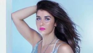 فيديو مسرب للفنانه غاده عادل بملابس شفافه كشفت صدرها بالكامل على احد الشواطئ.. شاهد!