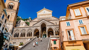 امرأة عارية ترتكب أعمالًا فاحشة داخل كنيسة إيطالية وهذا مصيرها (فيديو)